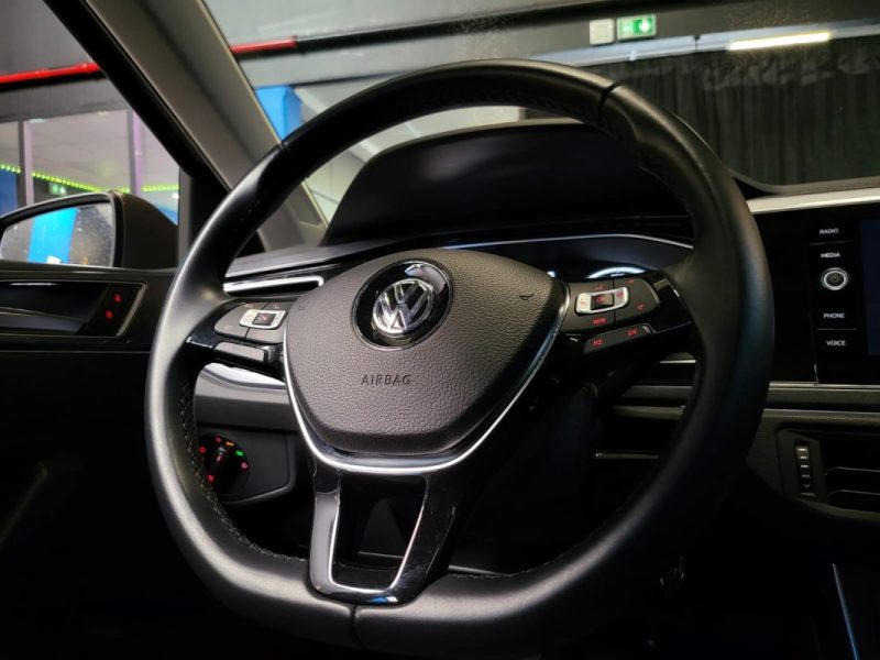 VOLKSWAGEN POLO VI 1.0 TSI 95CH R-LINE / 1ERE MAIN / TOIT OUVRANT / LUMIERE D'AMBIANCE / RADAR RECUL