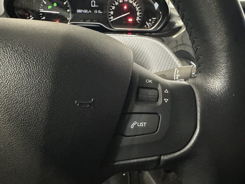 PEUGEOT 208 1.2 VTI 82ch BVM5 Style - KIT DISTRIBUTION OK - APPLE CARPLAY