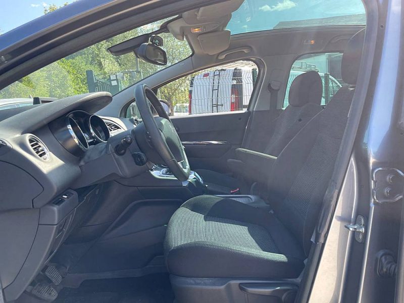 PEUGEOT 5008 5 Placed