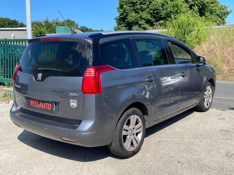 PEUGEOT 5008 5 Placed