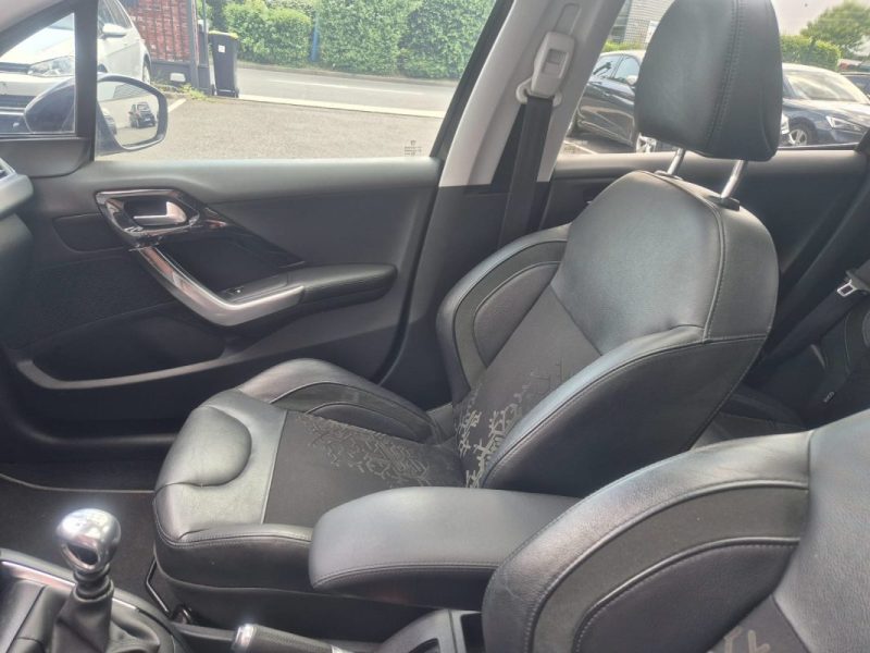 PEUGEOT 208 2013