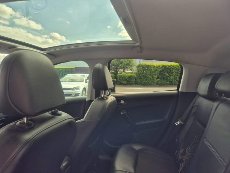 PEUGEOT 208 2013