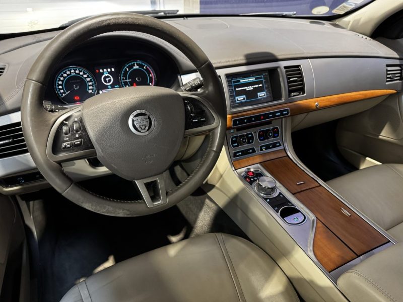 JAGUAR XF XF V6 3.0 D - 240 FAP Luxe Premium A - DISTRI OK - SUIVI COMPLET