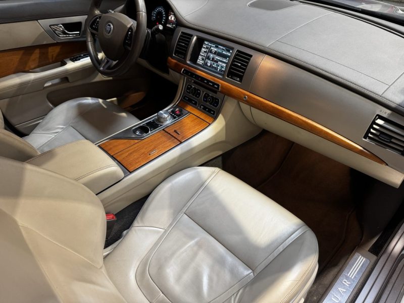 JAGUAR XF XF V6 3.0 D - 240 FAP Luxe Premium A - DISTRI OK - SUIVI COMPLET