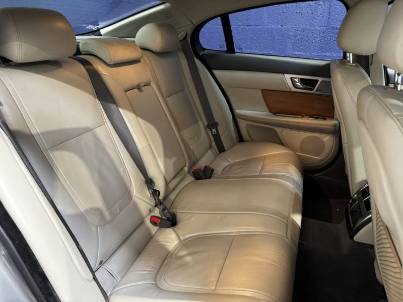 JAGUAR XF XF V6 3.0 D - 240 FAP Luxe Premium A - DISTRI OK - SUIVI COMPLET