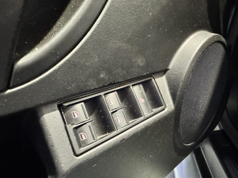 VOLKSWAGEN NEW BEETLE CABRIOLET 1.6i 102 ch - DISTRI OK