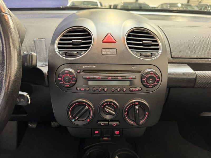 VOLKSWAGEN NEW BEETLE CABRIOLET 1.6i 102 ch - DISTRI OK