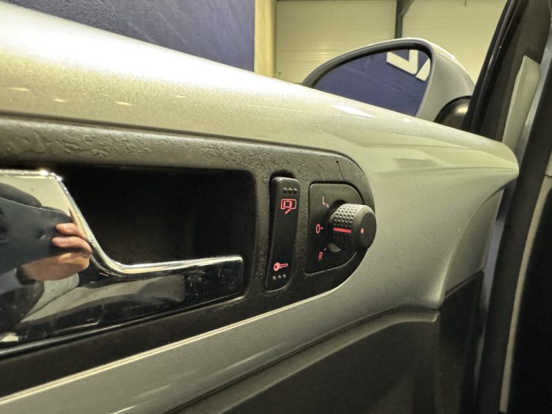 VOLKSWAGEN NEW BEETLE CABRIOLET 1.6i 102 ch - DISTRI OK