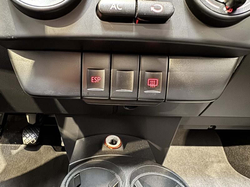 VOLKSWAGEN NEW BEETLE CABRIOLET 1.6i 102 ch - DISTRI OK