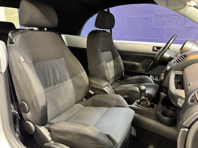 VOLKSWAGEN NEW BEETLE CABRIOLET 1.6i 102 ch - DISTRI OK