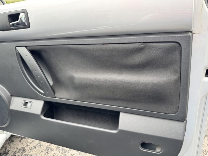 VOLKSWAGEN NEW BEETLE CABRIOLET 1.6i 102 ch - DISTRI OK