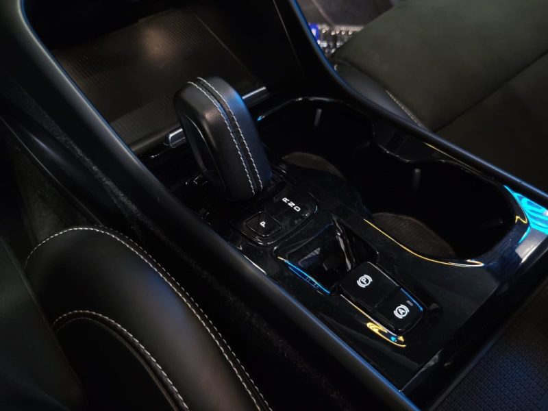 VOLVO XC 40 1.5 T4 12V TURBO HYBRID 211cv R-DESIGN /TOIT OUVRANT /HAYON ELECTRIQUE /VIRTUAL COCKPIT