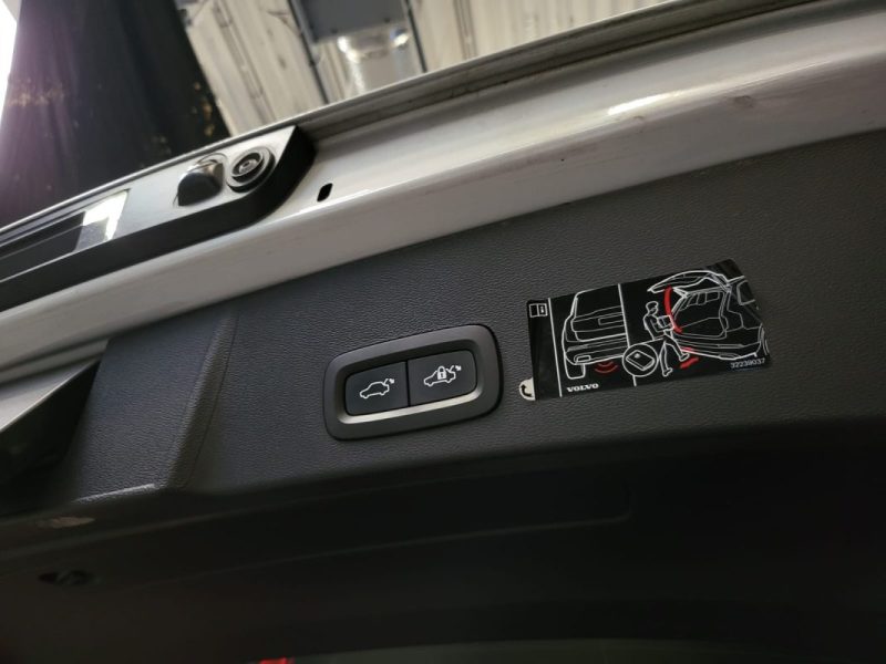 VOLVO XC 40 1.5 T4 12V TURBO HYBRID 211cv R-DESIGN /TOIT OUVRANT /HAYON ELECTRIQUE /VIRTUAL COCKPIT