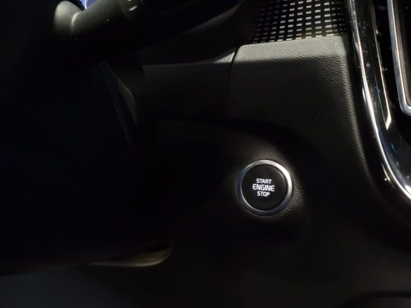 VOLVO XC 40 1.5 T4 12V TURBO HYBRID 211cv R-DESIGN /TOIT OUVRANT /HAYON ELECTRIQUE /VIRTUAL COCKPIT