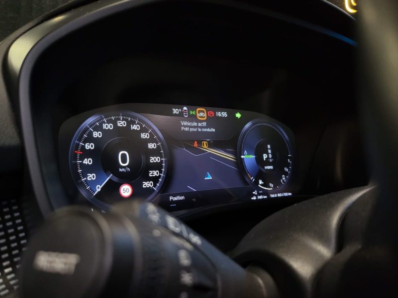 VOLVO XC 40 1.5 T4 12V TURBO HYBRID 211cv R-DESIGN /TOIT OUVRANT /HAYON ELECTRIQUE /VIRTUAL COCKPIT