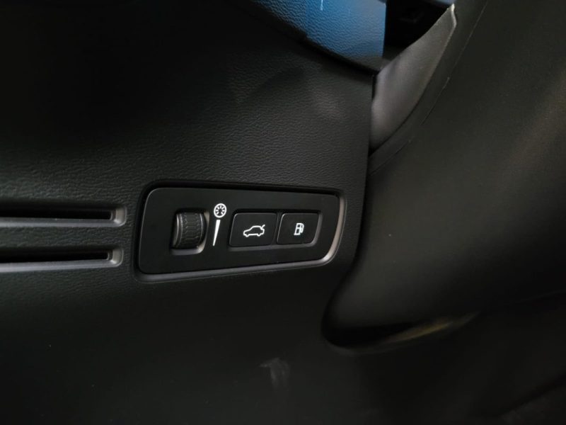 VOLVO XC 40 1.5 T4 12V TURBO HYBRID 211cv R-DESIGN /TOIT OUVRANT /HAYON ELECTRIQUE /VIRTUAL COCKPIT