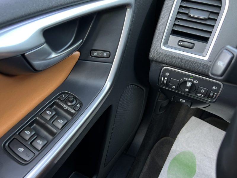 VOLVO XC60 PHASE 2 MOMENTUM D5 2.4 D 220 Cv AWD 4x4 BOITE AUTO CUIR GPS CRIT AIR 2 - GARANTIE 1 AN