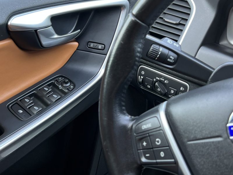 VOLVO XC60 PHASE 2 MOMENTUM D5 2.4 D 220 Cv AWD 4x4 BOITE AUTO CUIR GPS CRIT AIR 2 - GARANTIE 1 AN