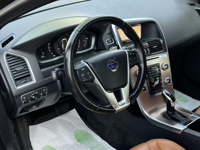 VOLVO XC60 PHASE 2 MOMENTUM D5 2.4 D 220 Cv AWD 4x4 BOITE AUTO CUIR GPS CRIT AIR 2 - GARANTIE 1 AN