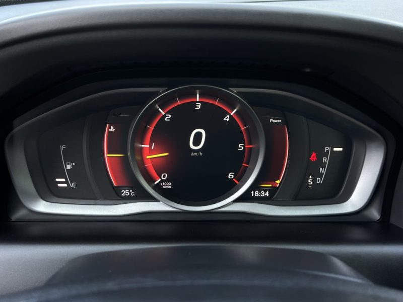 VOLVO XC60 PHASE 2 MOMENTUM D5 2.4 D 220 Cv AWD 4x4 BOITE AUTO CUIR GPS CRIT AIR 2 - GARANTIE 1 AN