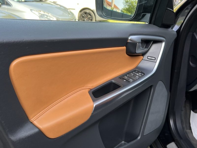 VOLVO XC60 PHASE 2 MOMENTUM D5 2.4 D 220 Cv AWD 4x4 BOITE AUTO CUIR GPS CRIT AIR 2 - GARANTIE 1 AN