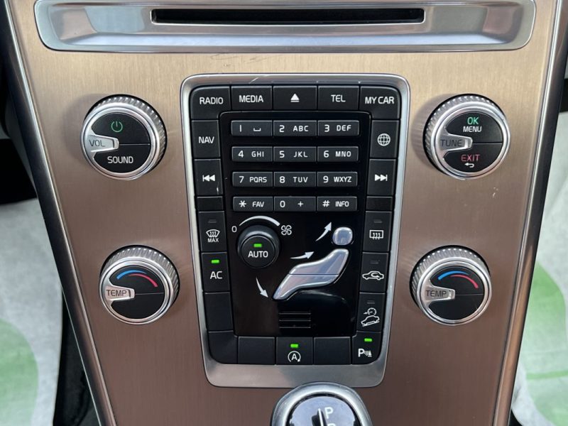 VOLVO XC60 PHASE 2 MOMENTUM D5 2.4 D 220 Cv AWD 4x4 BOITE AUTO CUIR GPS CRIT AIR 2 - GARANTIE 1 AN