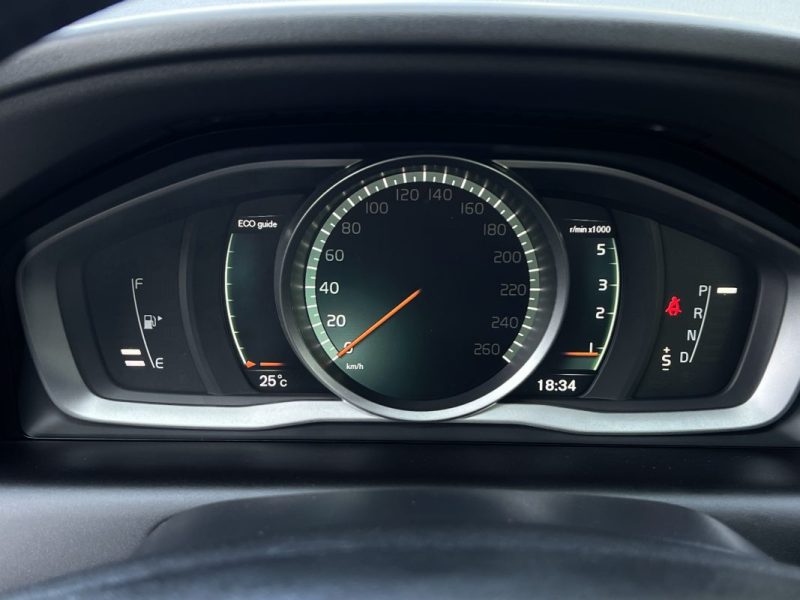 VOLVO XC60 PHASE 2 MOMENTUM D5 2.4 D 220 Cv AWD 4x4 BOITE AUTO CUIR GPS CRIT AIR 2 - GARANTIE 1 AN