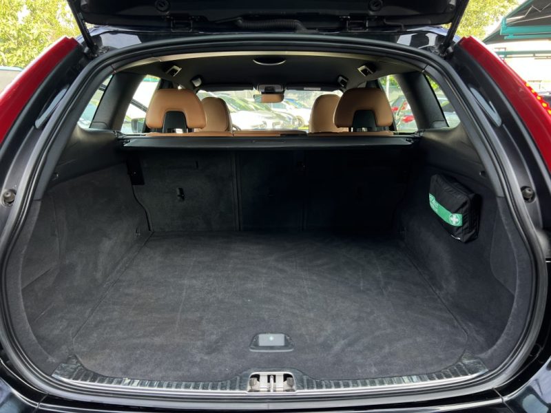 VOLVO XC60 PHASE 2 MOMENTUM D5 2.4 D 220 Cv AWD 4x4 BOITE AUTO CUIR GPS CRIT AIR 2 - GARANTIE 1 AN