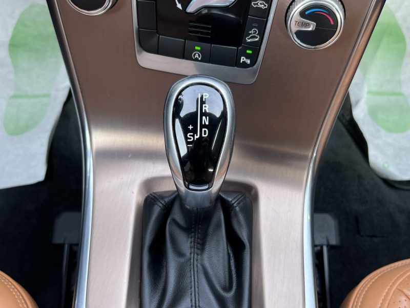 VOLVO XC60 PHASE 2 MOMENTUM D5 2.4 D 220 Cv AWD 4x4 BOITE AUTO CUIR GPS CRIT AIR 2 - GARANTIE 1 AN