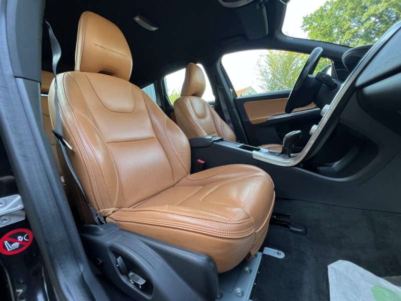 VOLVO XC60 PHASE 2 MOMENTUM D5 2.4 D 220 Cv AWD 4x4 BOITE AUTO CUIR GPS CRIT AIR 2 - GARANTIE 1 AN