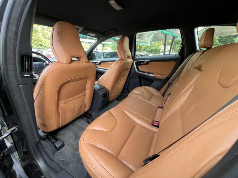 VOLVO XC60 PHASE 2 MOMENTUM D5 2.4 D 220 Cv AWD 4x4 BOITE AUTO CUIR GPS CRIT AIR 2 - GARANTIE 1 AN