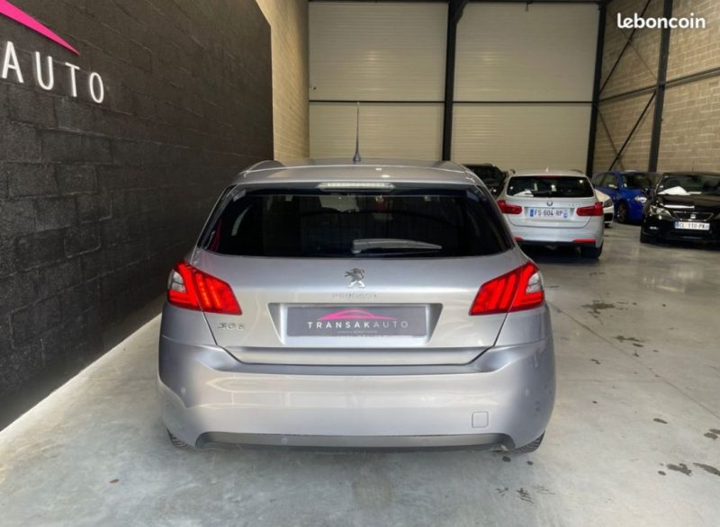 PEUGEOT 308 1.2 PureTech 110ch Style BVM6 / Distribution Neuve