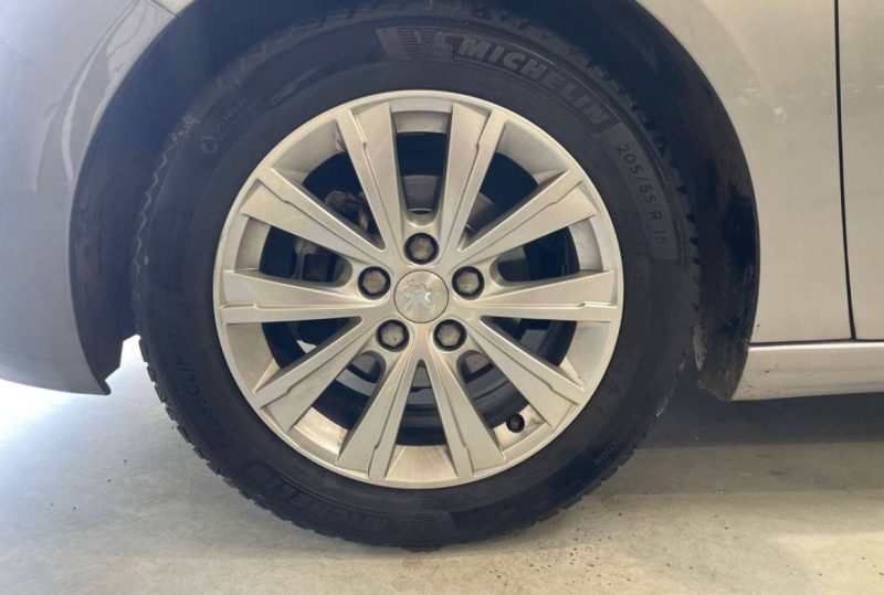 PEUGEOT 308 1.2 PureTech 110ch Style BVM6 / Distribution Neuve