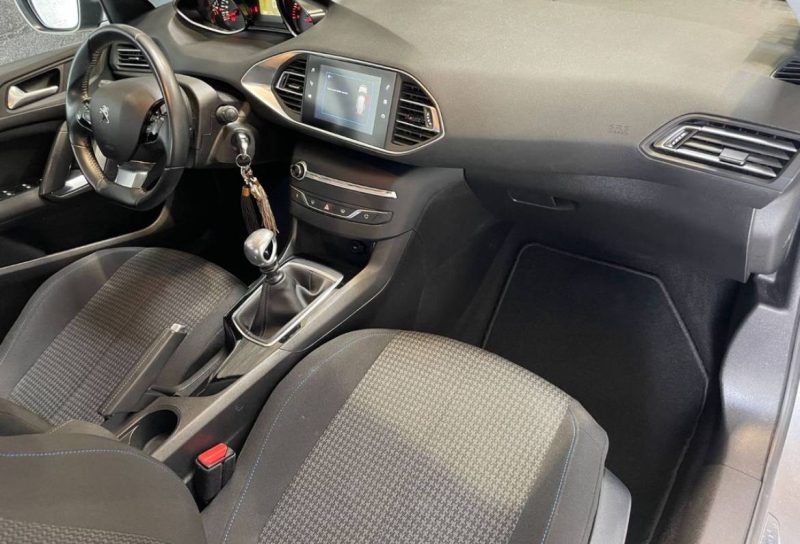 PEUGEOT 308 1.2 PureTech 110ch Style BVM6 / Distribution Neuve