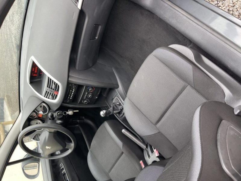 PEUGEOT 207 2010