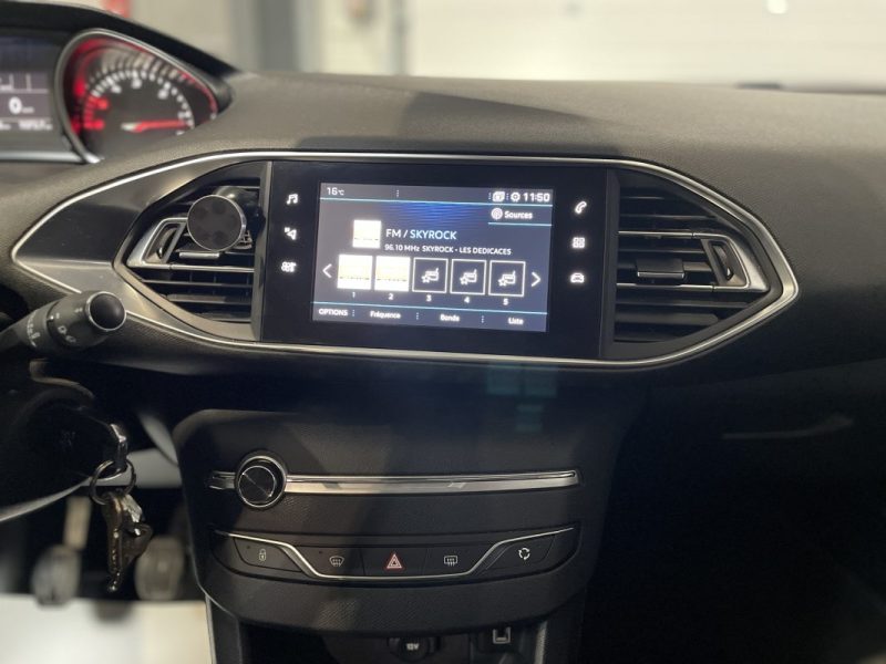 PEUGEOT 308 1.5 BlueHDI 130 STYLE BVM 6 / Apple Carplay 