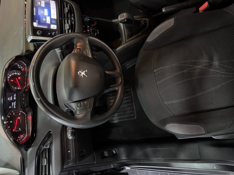 PEUGEOT 208 2012