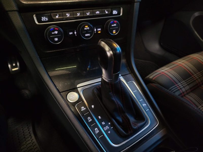 VOLKSWAGEN GOLF 2.0 TSI 220 GTI DSG / TOIT OUVRANT / APPLE CARPLAY / SUIVI COMPLET