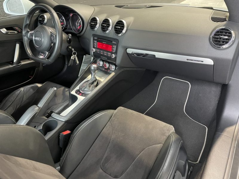 AUDI TTRS 2.5 TFSI 340 QUATTRO S-TRONIC / Française / Gris Suzuka