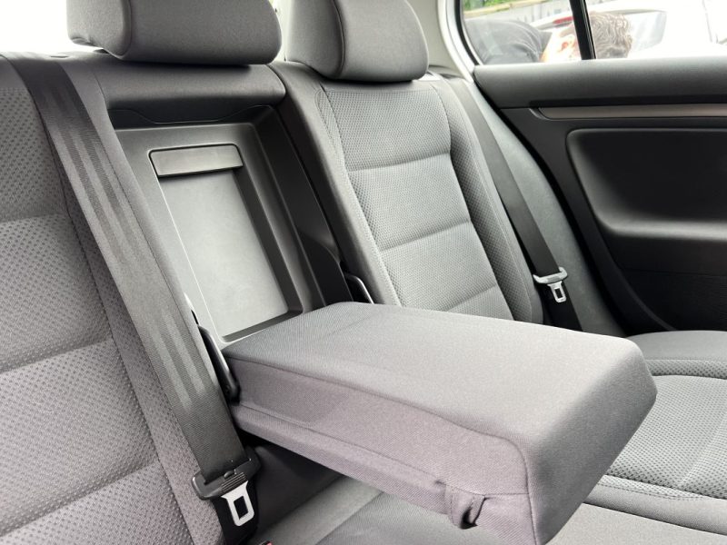 VOLKSWAGEN GOLF 5 V 1.6 FSI 102 Cv BOITE AUTOMATIQUE 5 PORTES - GARANTIE 1 AN