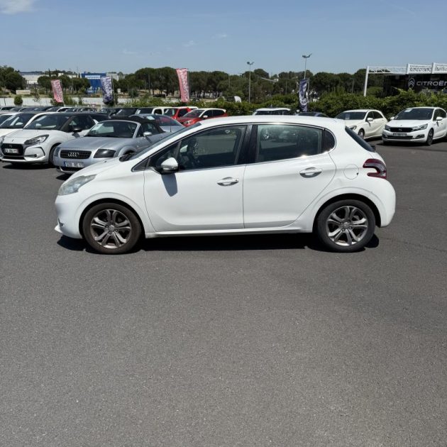 PEUGEOT 208  1.6 ess ALLURE BOITE AUTO PEDALE ADAPTEE 2014