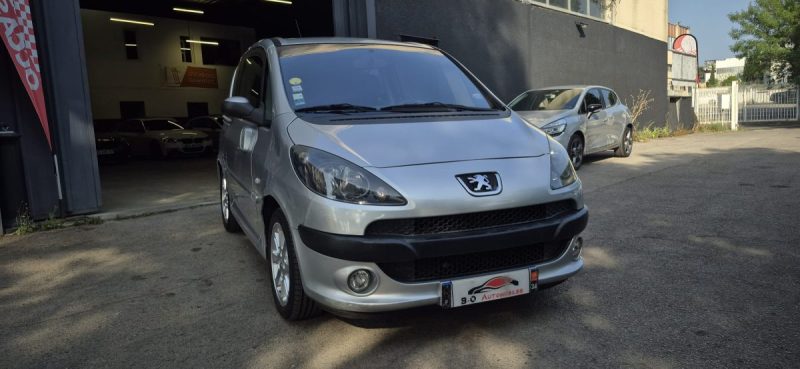 Peugeot 1007 1.4l TU 75ch gris BVA 5, *Climatisation*, *Peu kilométrés*