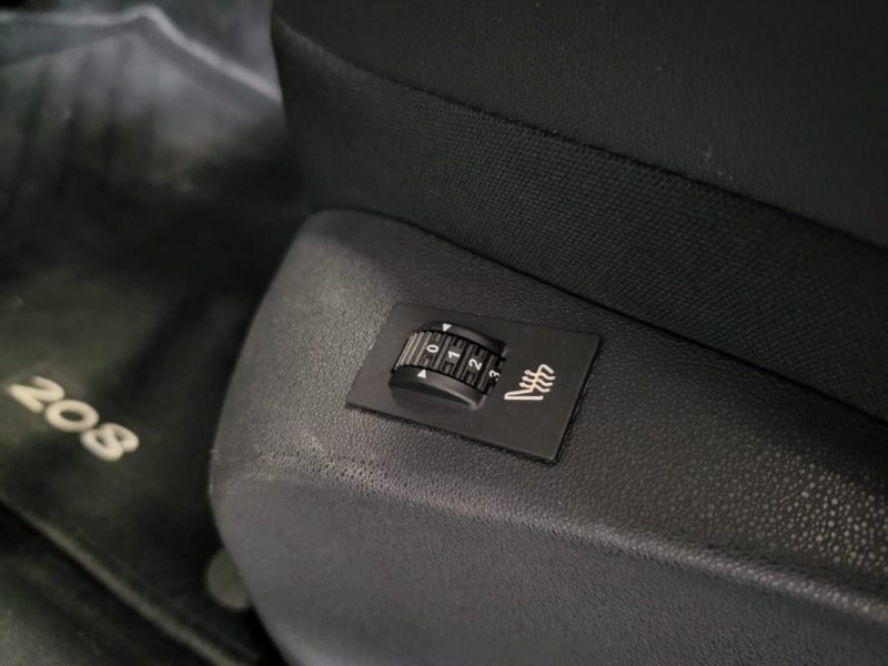 PEUGEOT 208 1.2 110 CH GT LINE / SIEGES CHAUFFANT / COURROIE CHANGEE // SUIVI COMPLET 