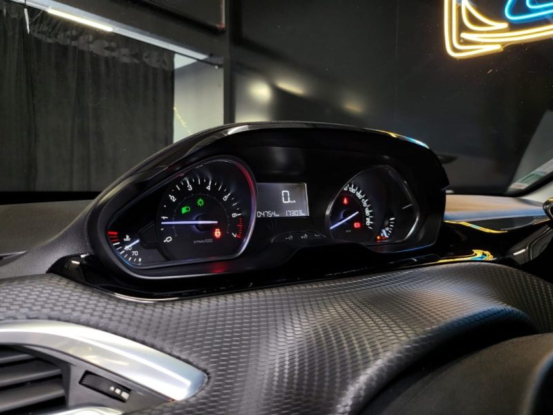 PEUGEOT 208 1.2 110 CH GT LINE / SIEGES CHAUFFANT / COURROIE CHANGEE // SUIVI COMPLET 