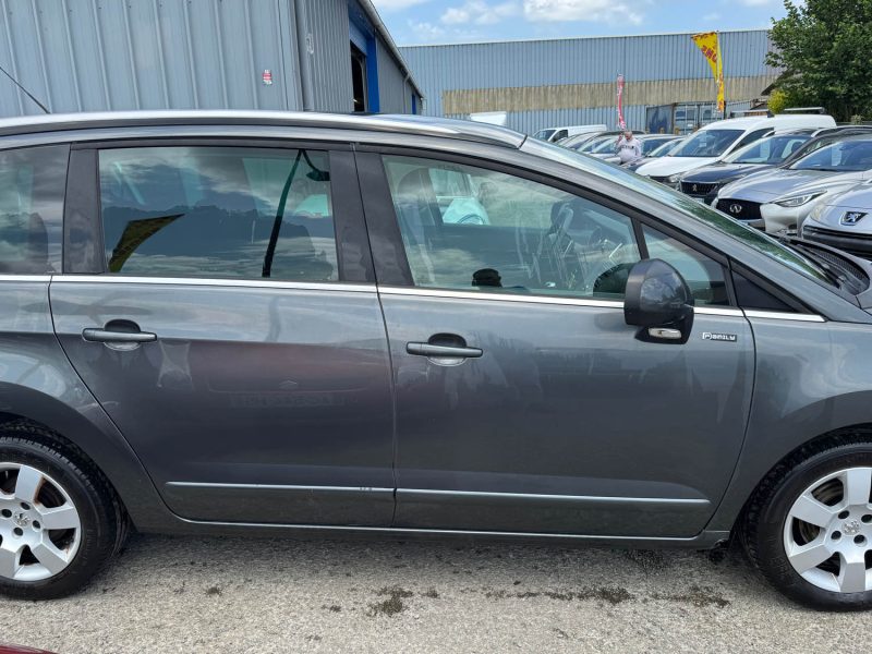PEUGEOT 5008 1.6 HDI 112 7places boîte auto