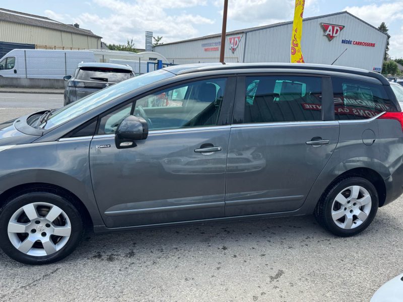 PEUGEOT 5008 1.6 HDI 112 7places boîte auto