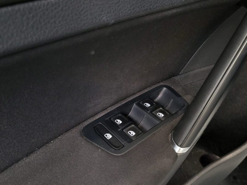 VOLKSWAGEN GOLF 1.2 TSI 110 LOUNGE R LINE / TOIT OUVRANT / RADAR AV AR