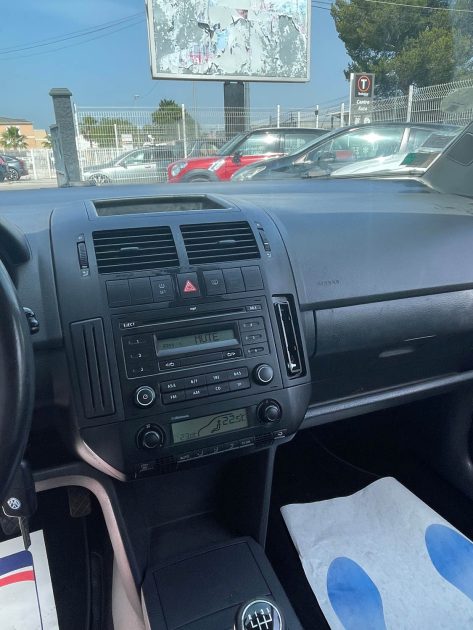 VOLKSWAGEN POLO 1.2i  - 12V  Essence garantie 6 mois 