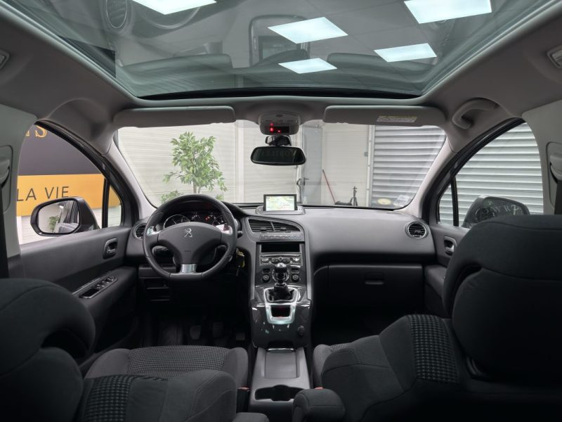 PEUGEOT 5008 1.6 HDi 115 - Allure