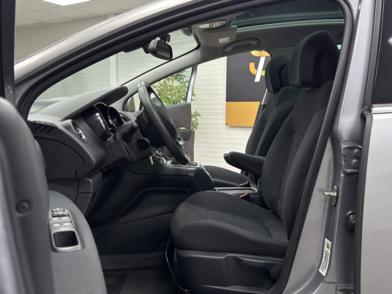 PEUGEOT 5008 1.6 HDi 115 - Allure